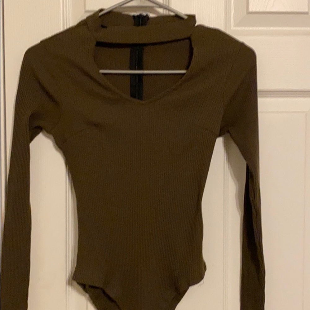 Body suit that zips in the back